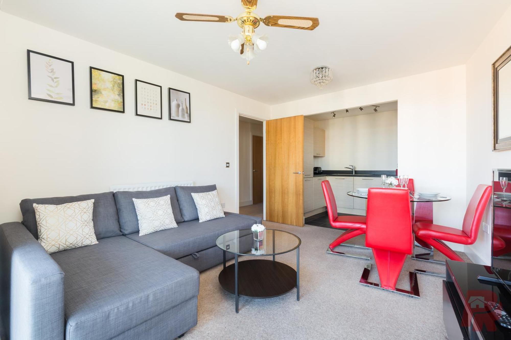 Birmingham City Apartment Skyline Views - Free Parking & Balcony Exterior photo